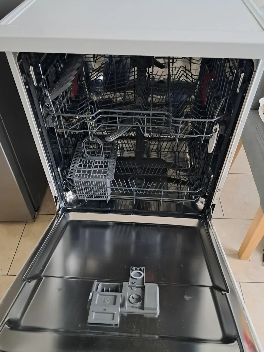 Whirlpool Dishwasher - Image 4