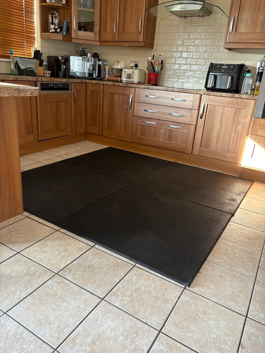4 LARGE HEAVY GYM RUBBER MATS 1 Metre X 1 Metre! - Image 1