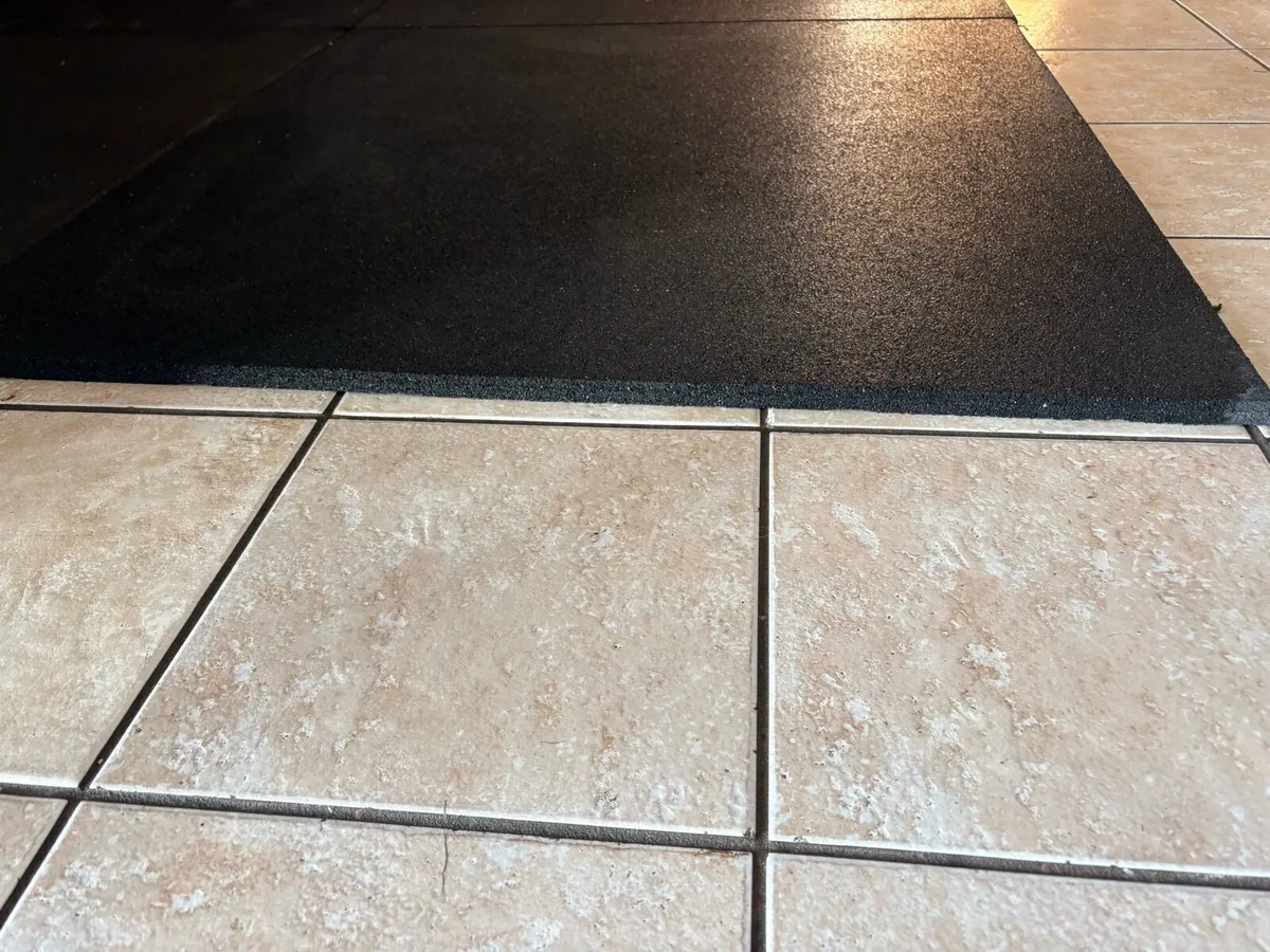 4 LARGE HEAVY GYM RUBBER MATS 1 Metre X 1 Metre! - Image 2