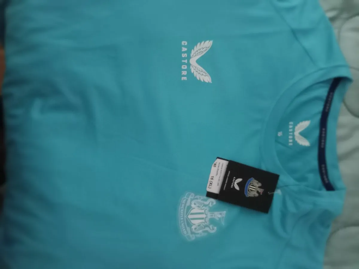 New Castore Newcastle top size 16 - Image 3
