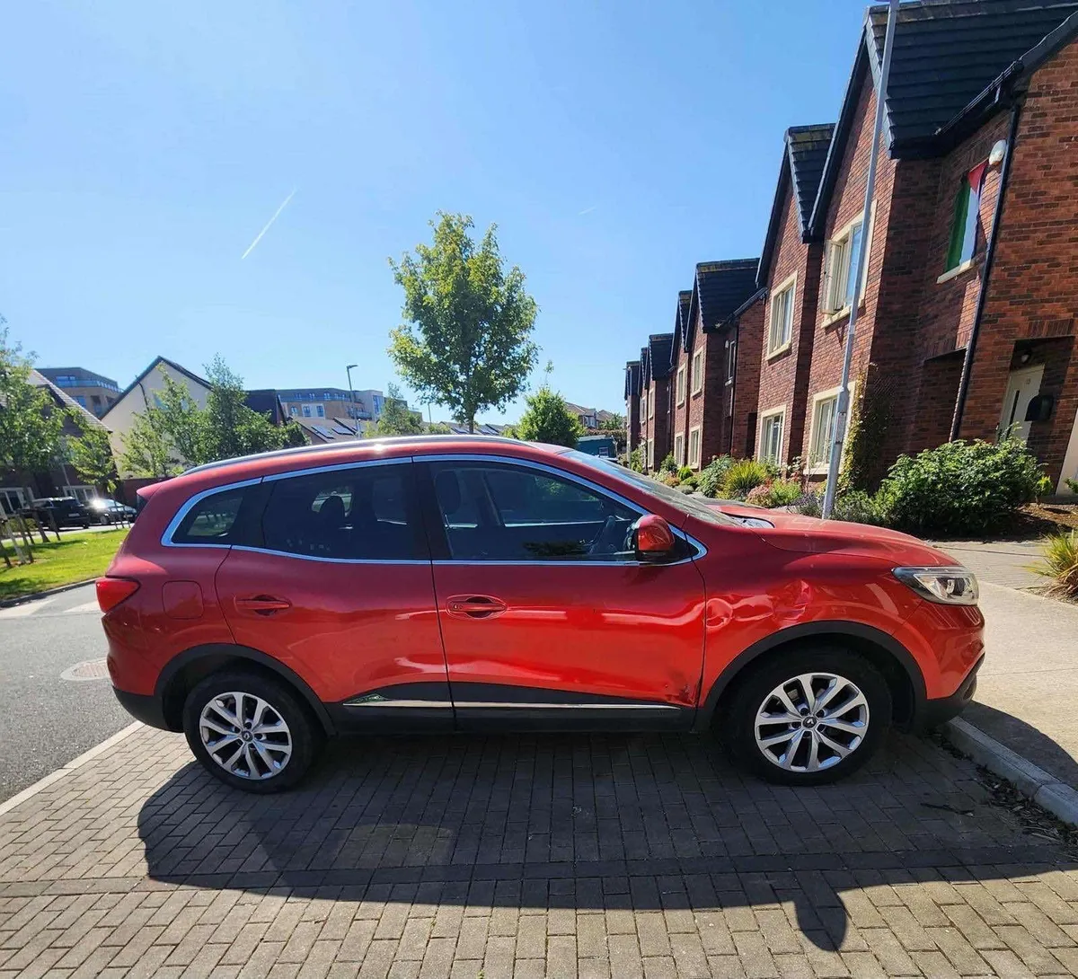 Red Renault kajar car - Image 2