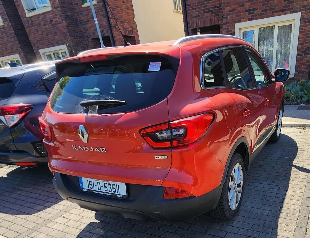 Red Renault kajar car - Image 4