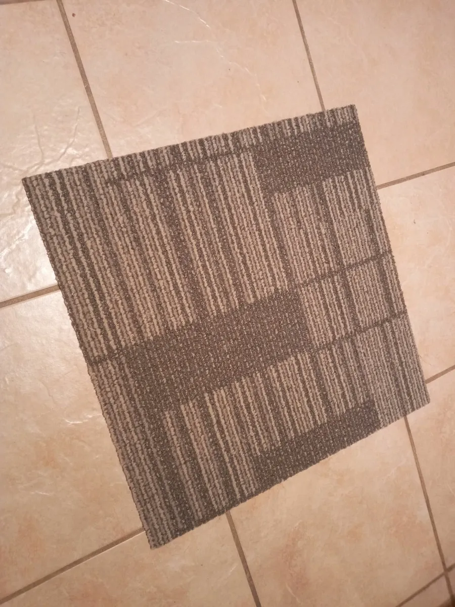 300 x Carpet tiles for Sale - Image 4