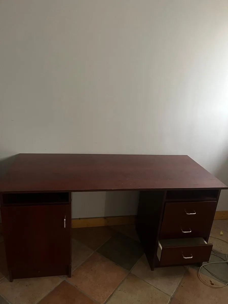 Office table - Image 1