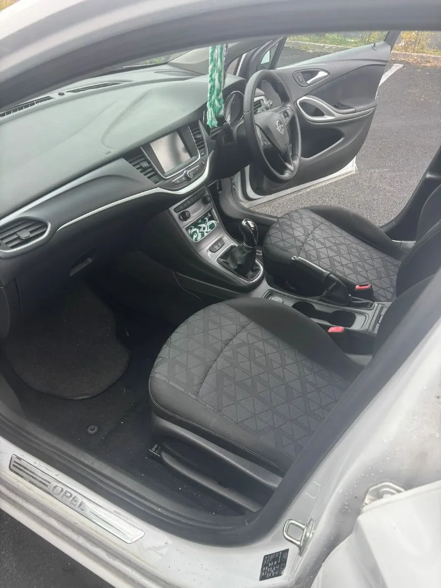 Opel Astra 2019 - Image 2