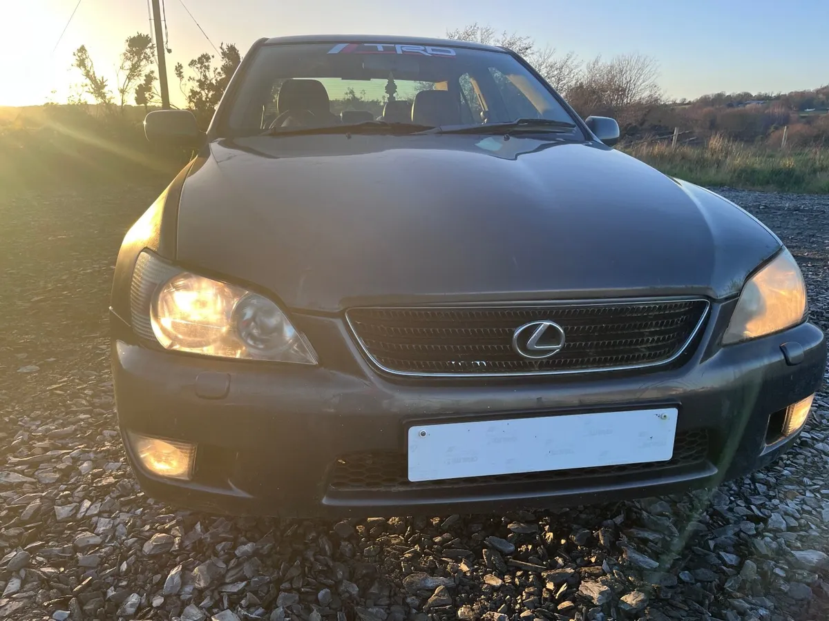 Lexus IS 2001 - Image 1
