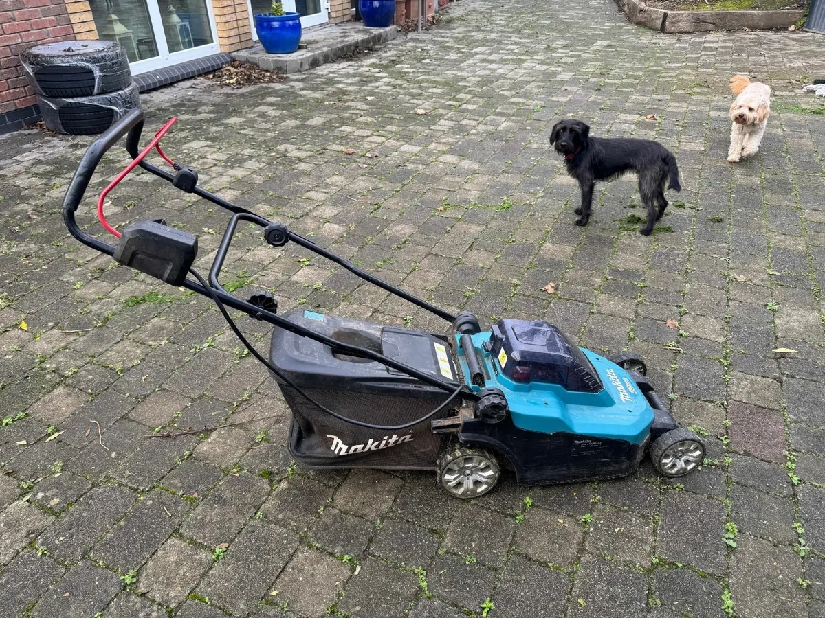 Makita Battery Lawnmower DLM382 - Image 2