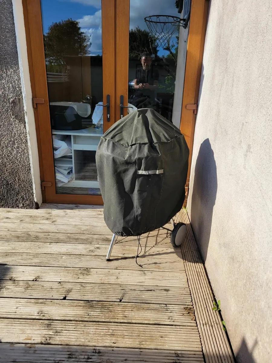 Weber Master-Touch 57cm Charcoal Barbecue - Image 1