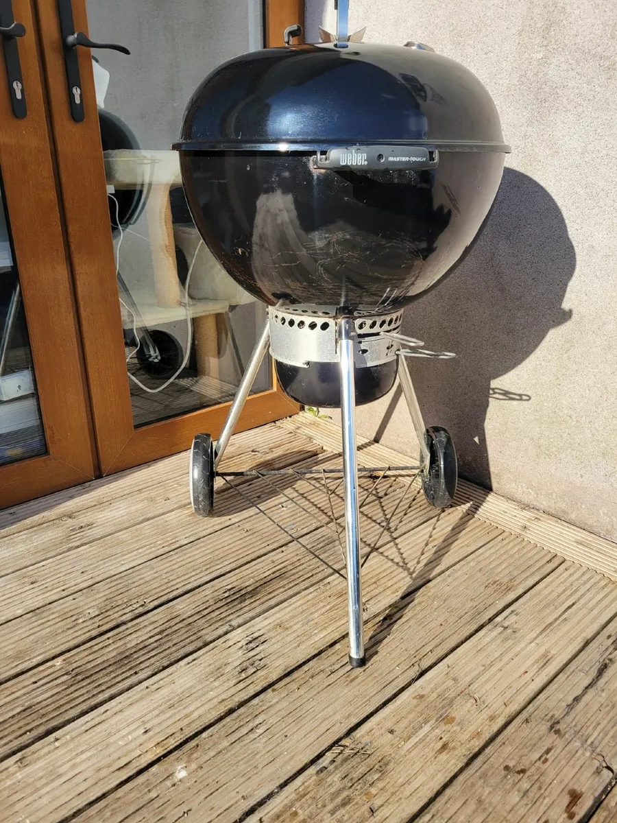 Weber Master-Touch 57cm Charcoal Barbecue - Image 2