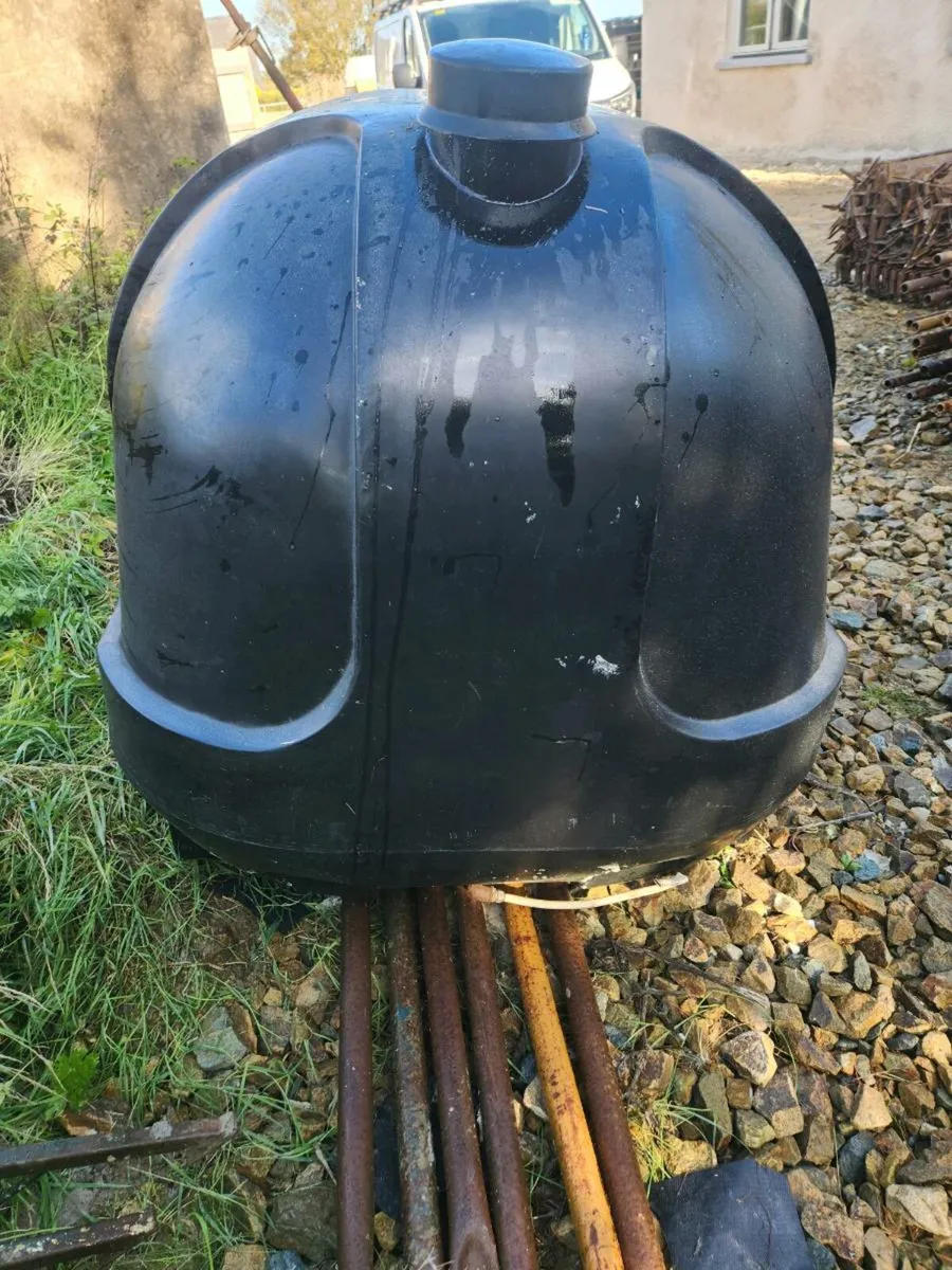 Oil tank - Image 1