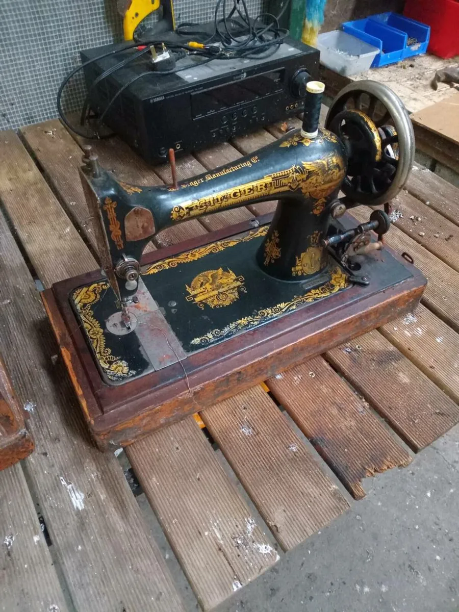 Old singer sowing machine - Image 1