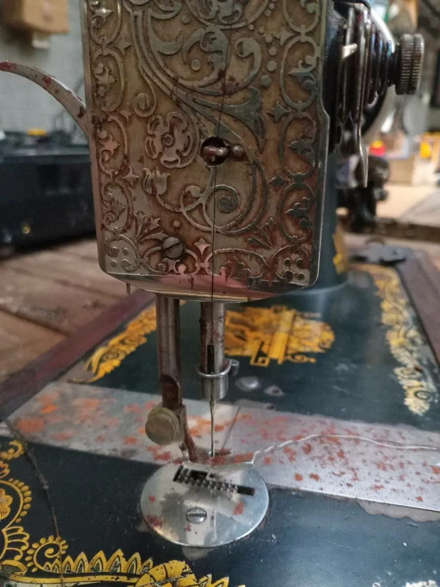 Old singer sowing machine - Image 3