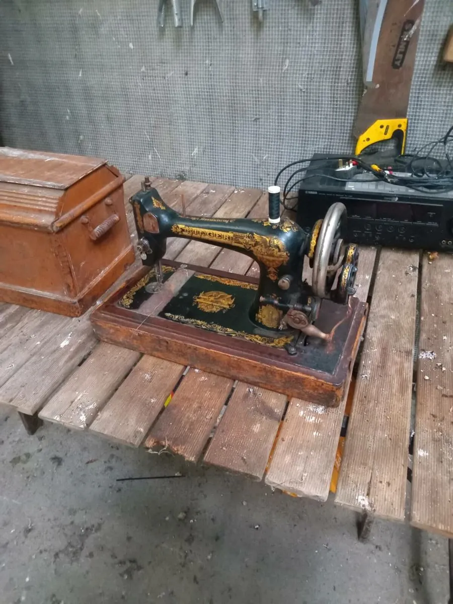 Old singer sowing machine - Image 4