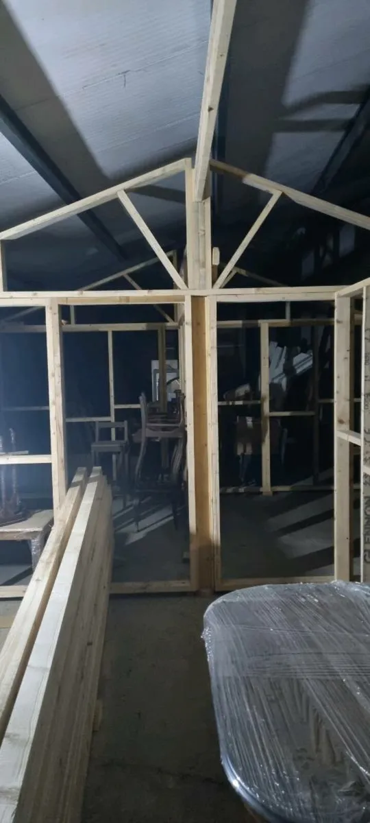 Partially made log cabin - Image 3