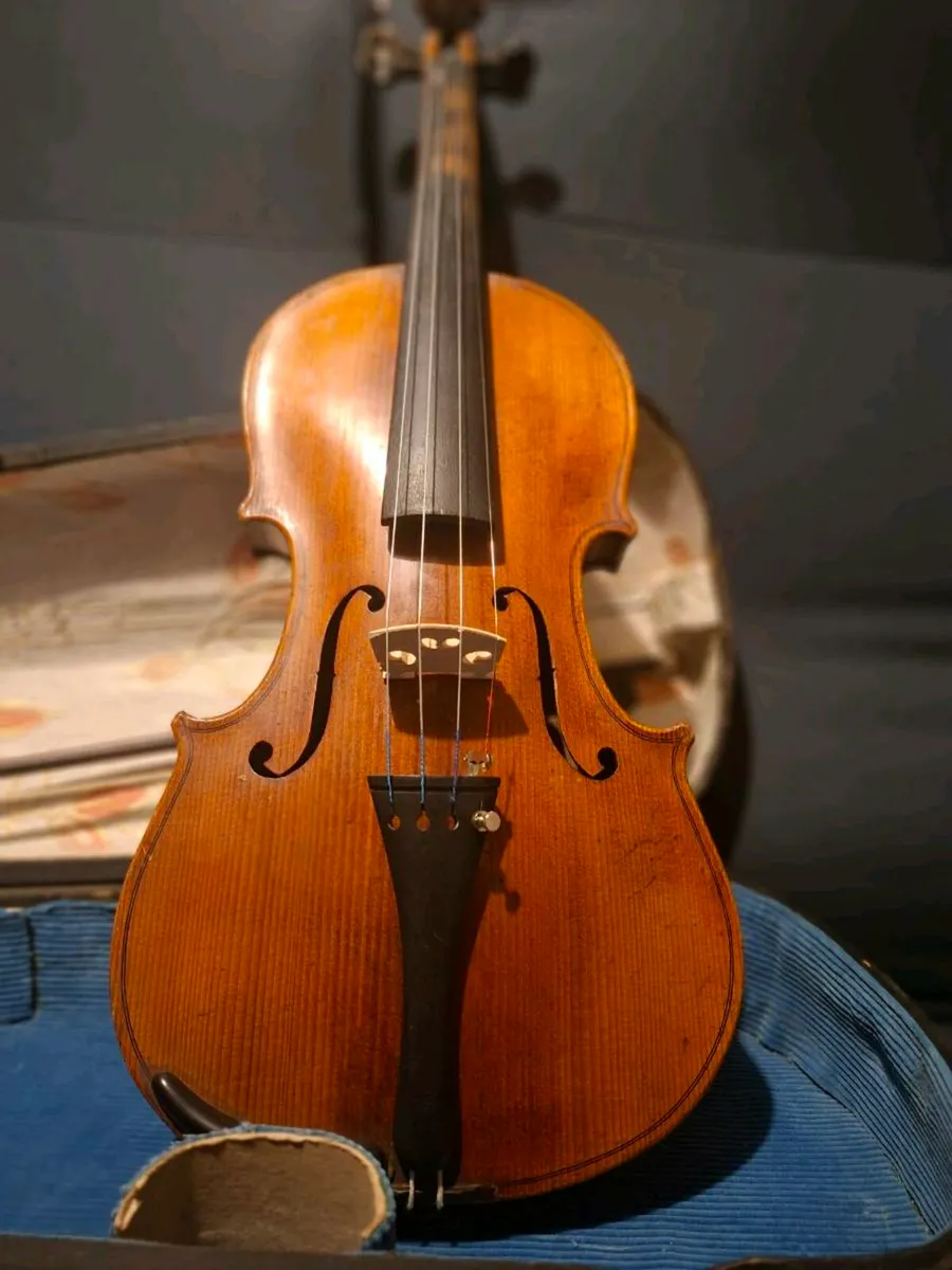 Beautiful Antique Violin - Image 1
