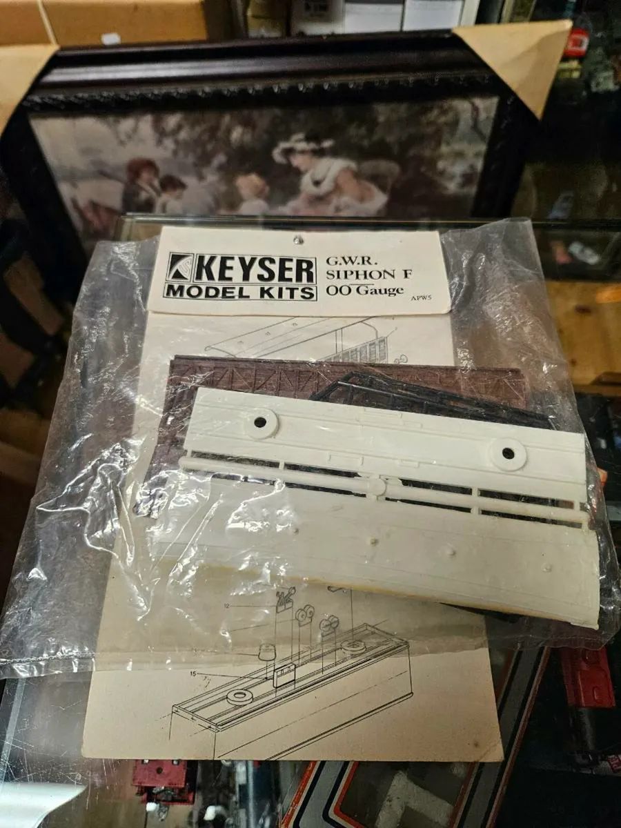 Hornby Keyser OO Gauge Coach - Image 1