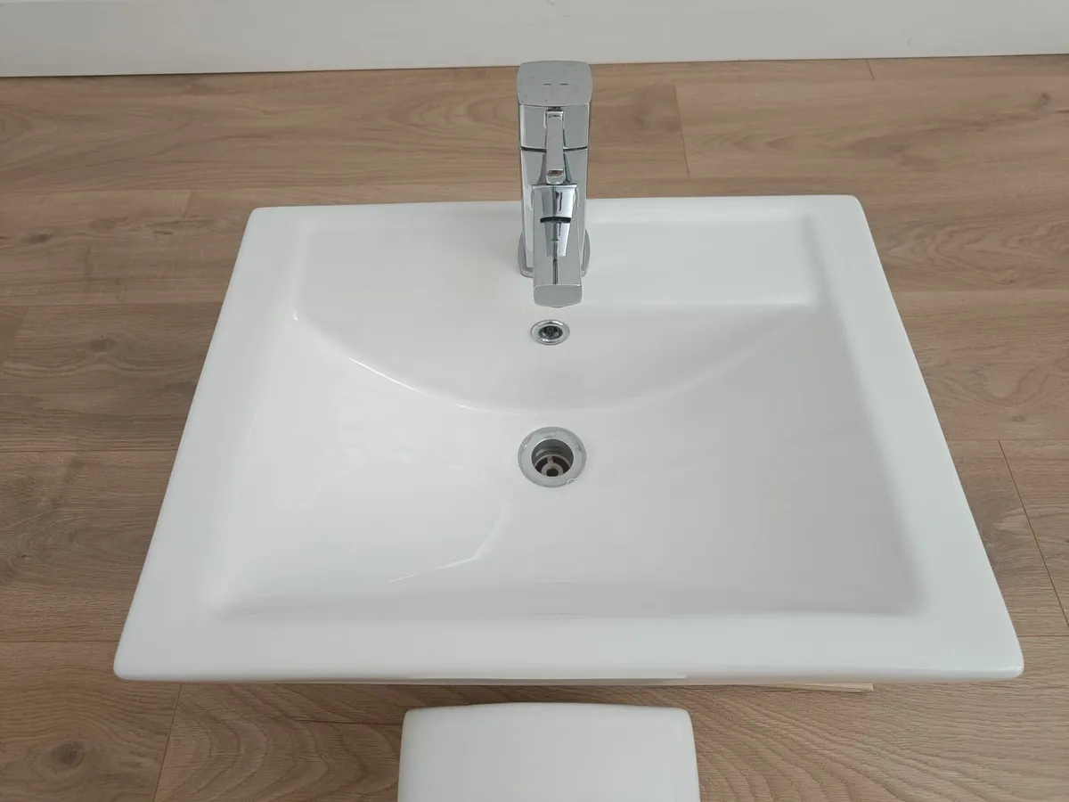 Bathroom sink - Image 1