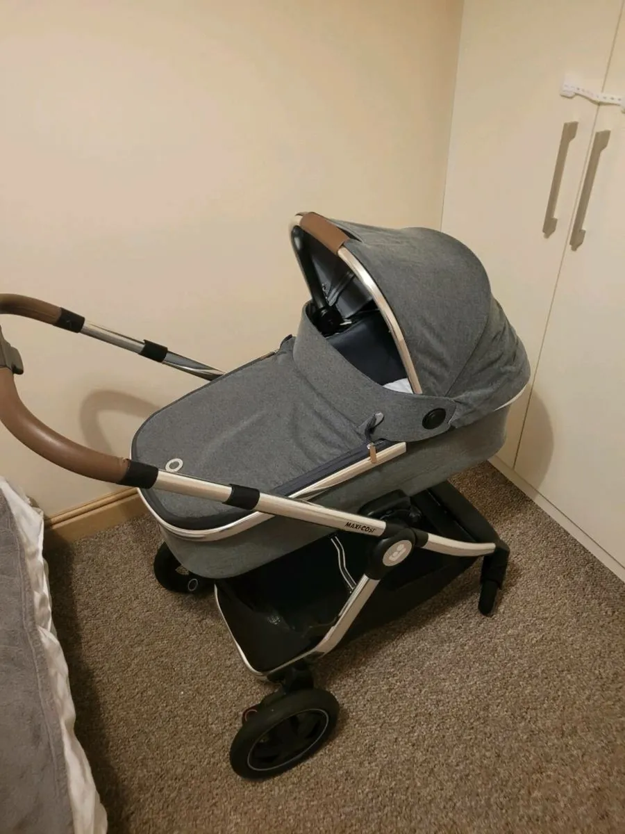 Maxi Cosy Adorra Luxe Travel System - Image 3