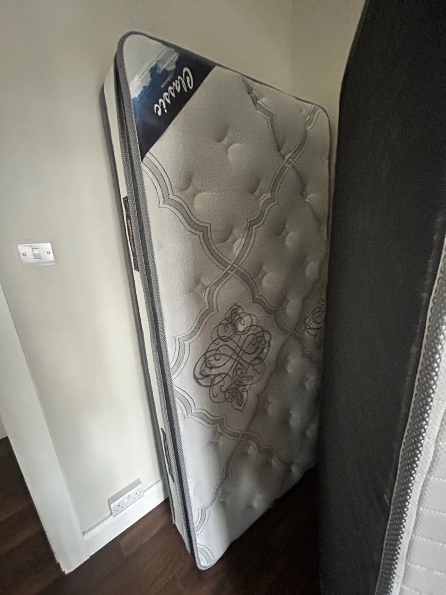 Two single mattresses - Image 2