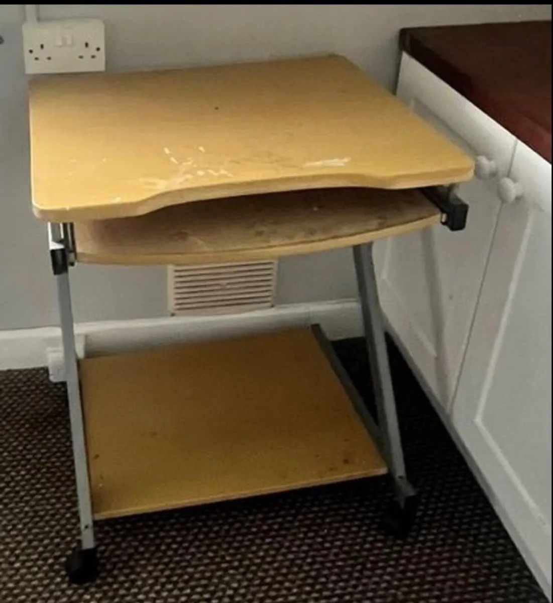Desk with fold out tray - Image 1