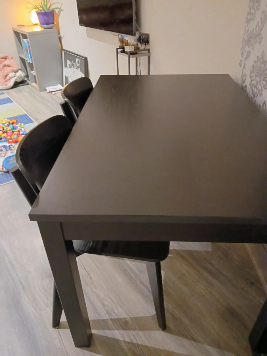 Table and 2 chairs - Image 1