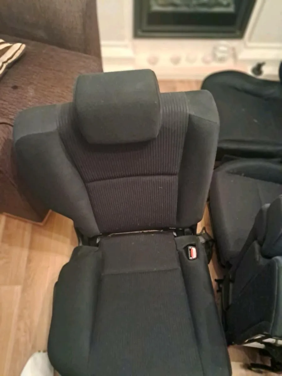 2016 Toyota Rav 4 Interior - Image 3