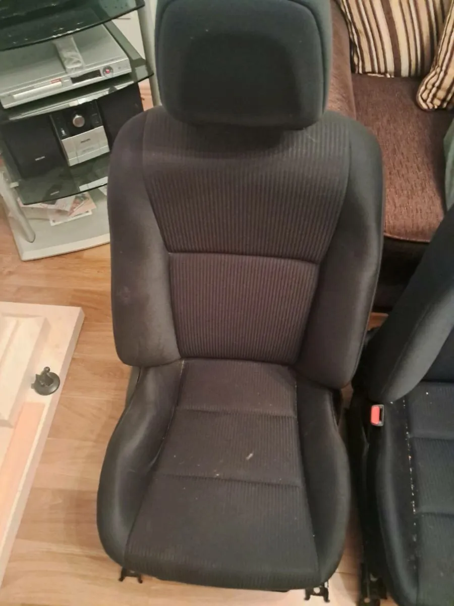 2016 Toyota Rav 4 Interior - Image 4