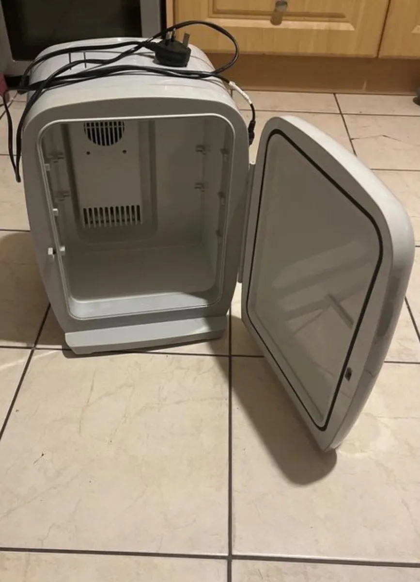 Mini fridge - Image 1
