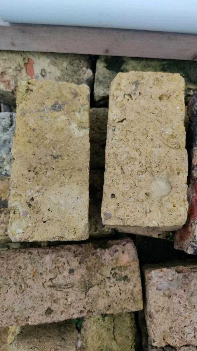 Yellow bricks - Image 1