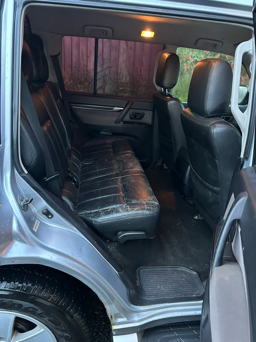 Mitsubishi pajero Jeep - Image 2