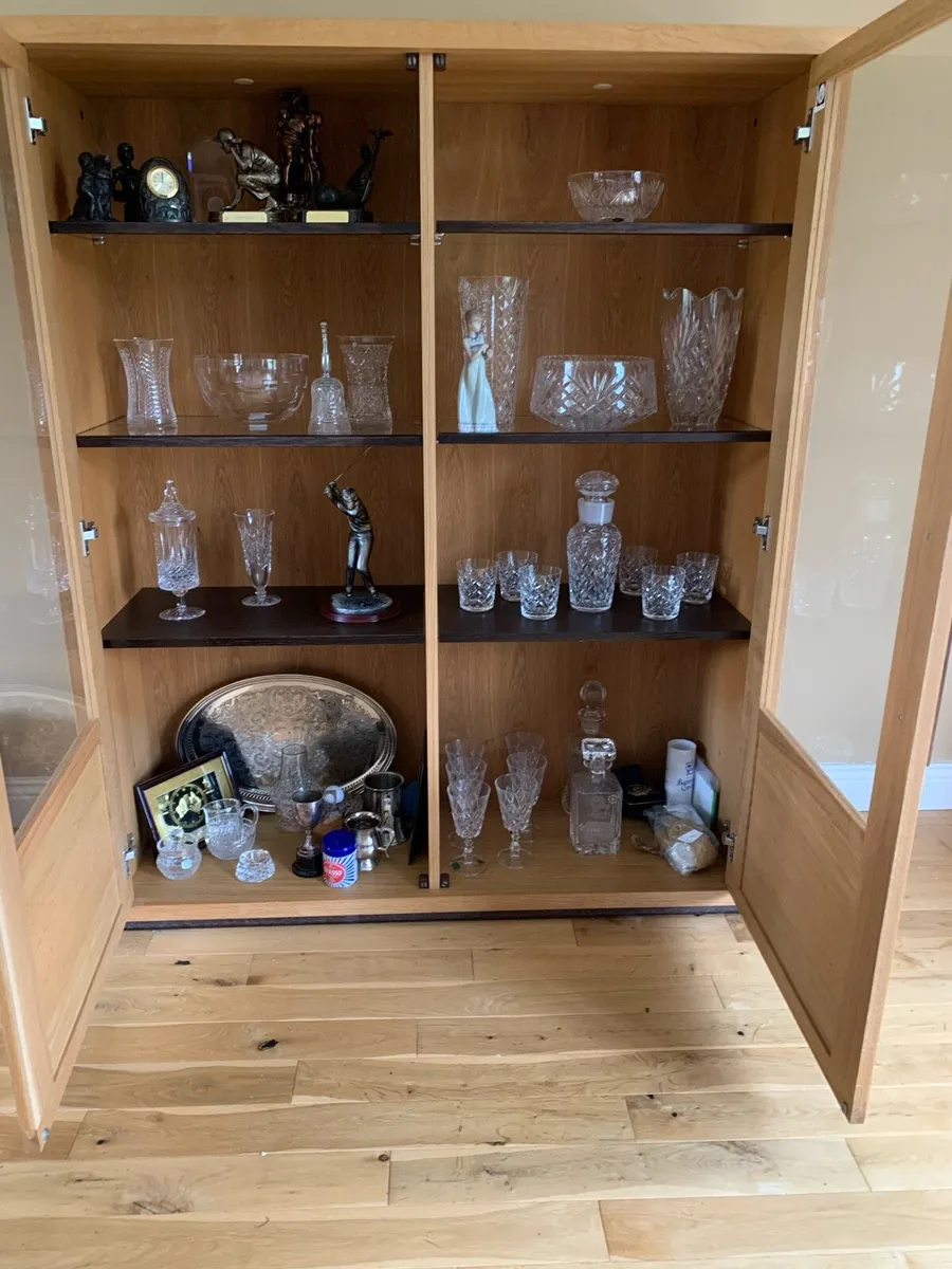 Glass cabinet with interior lighting - Image 2