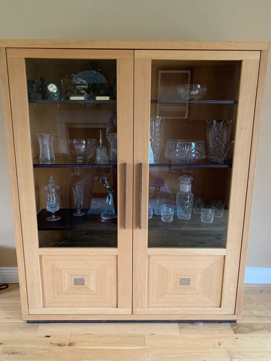 Glass cabinet with interior lighting - Image 3