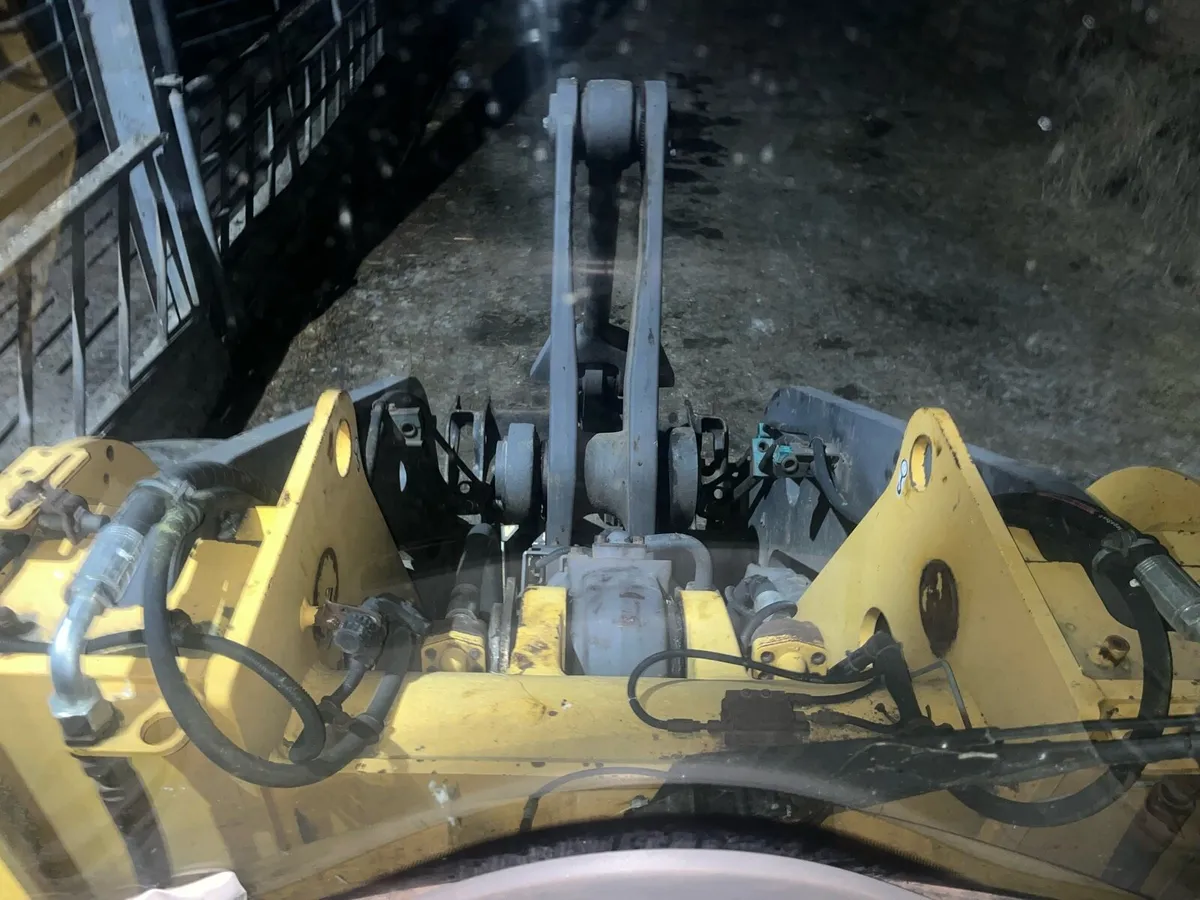 Volvo L110 E Loader for sale - Image 4