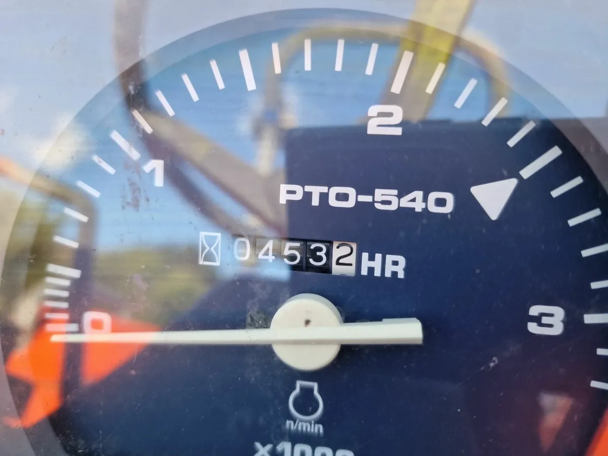 Kubota L4200 Compact Tractor 400 hours - Image 2