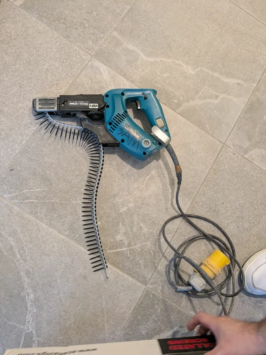 Makita 6843 Auto Feed 240v - Image 3