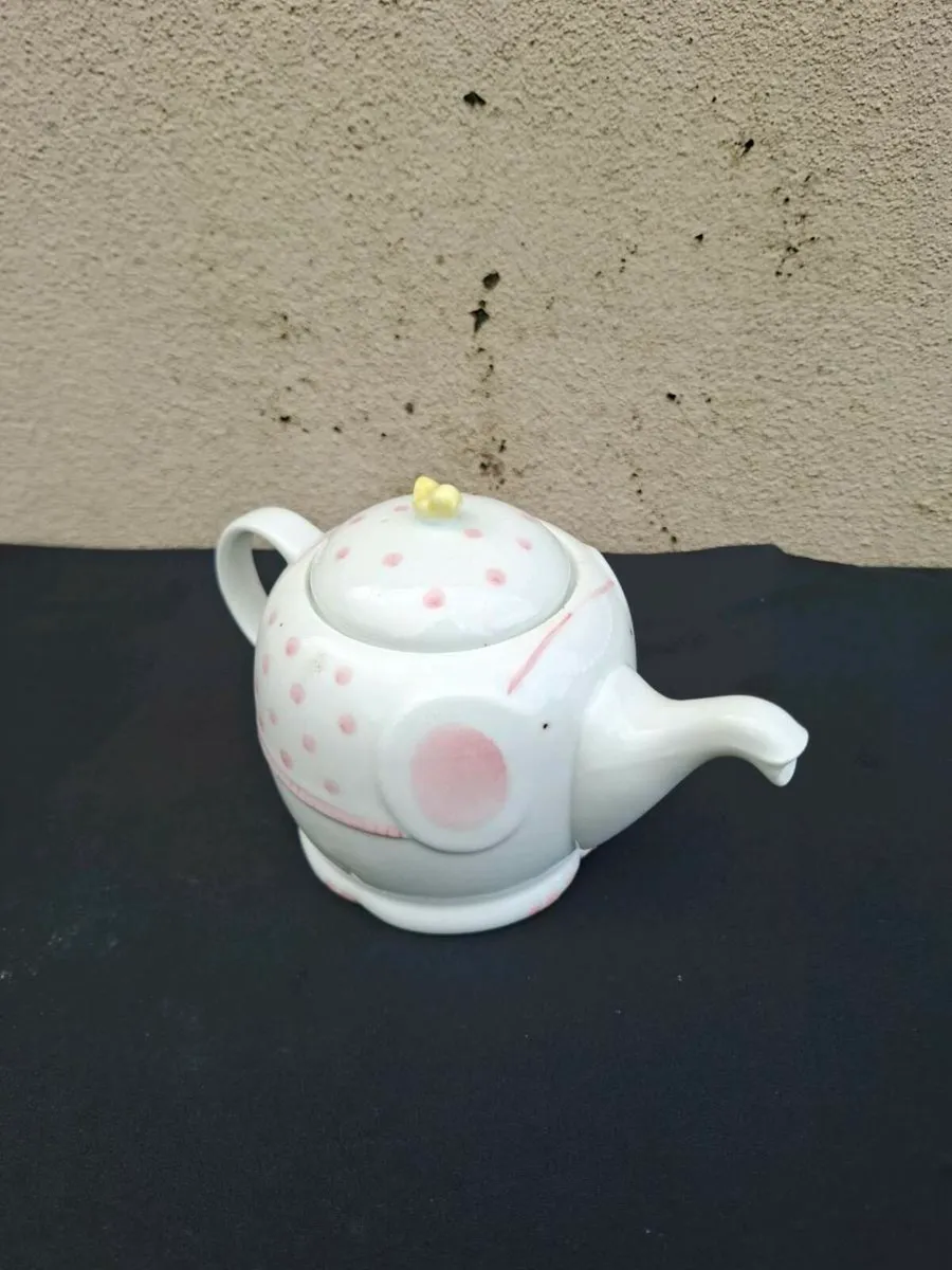 Small elephant tea pot postage possible - Image 1