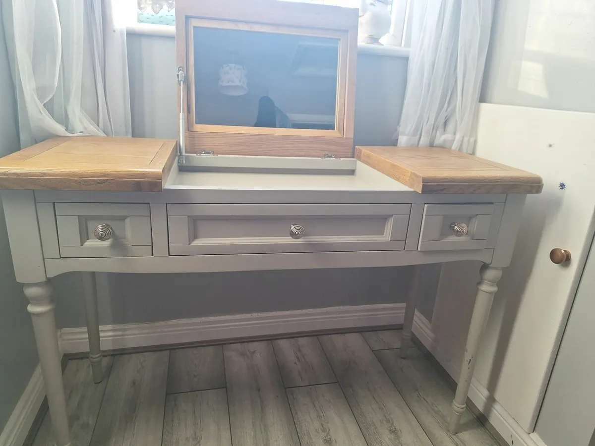 Dressing table - Image 1