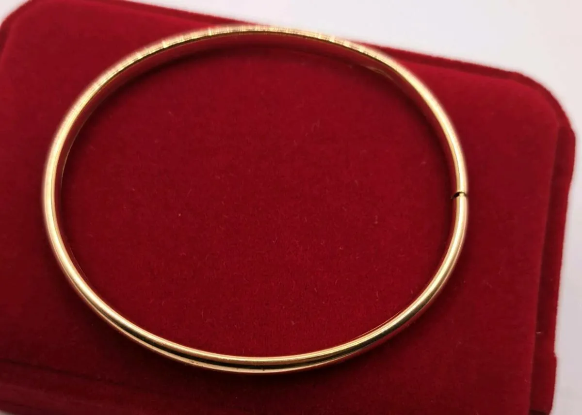 9ct yellow gold bangle - Image 1