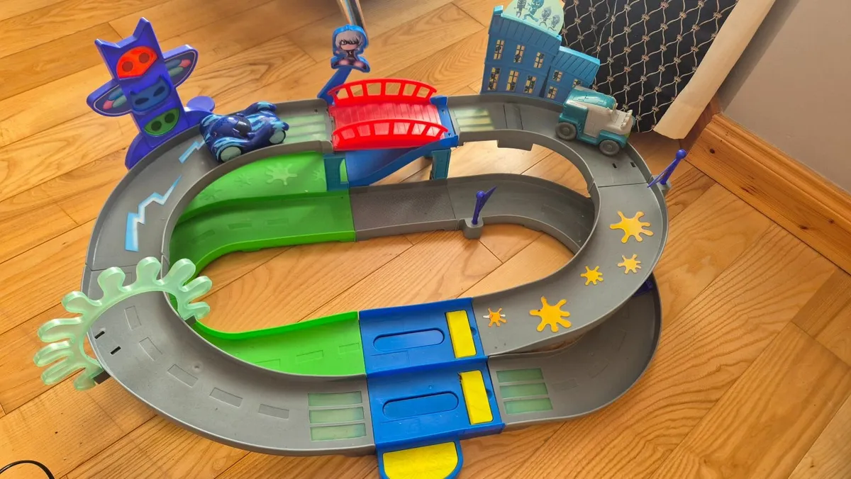 Free PJ Masks racing track and 2 cars - Image 1