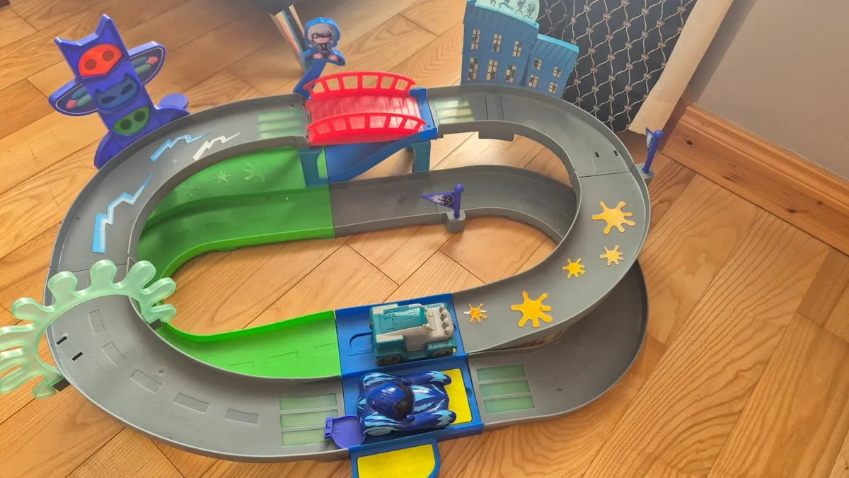 Free PJ Masks racing track and 2 cars - Image 2