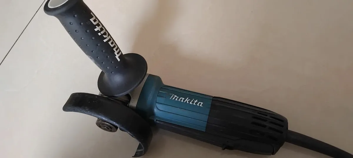 Makita GA4034 100mm Grinder 110v - Image 2