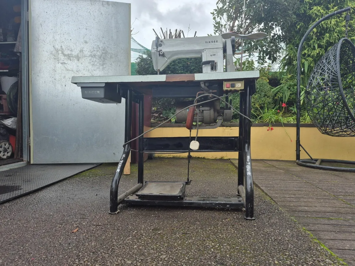 Singer Sewing Machine - Image 2