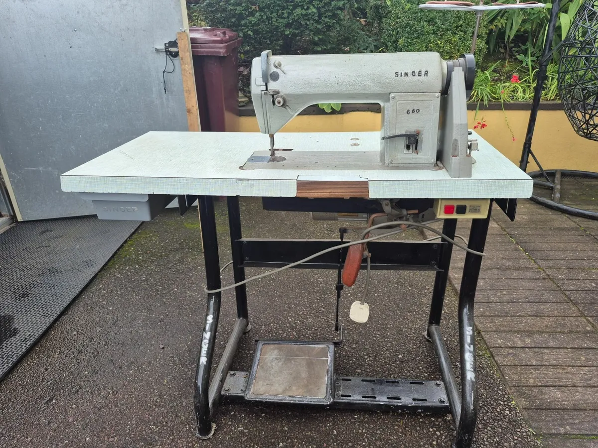 Singer Sewing Machine - Image 3