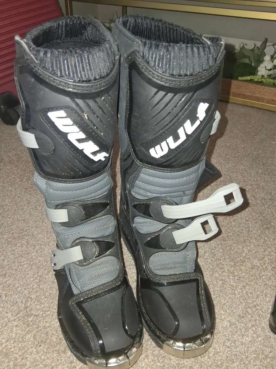 Kids helmet, boots and gloves - Image 3