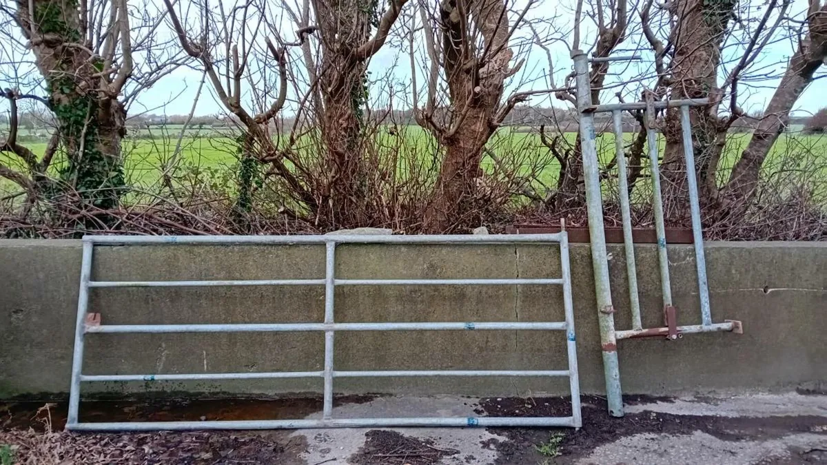 Round feeder. Rossmore grab 50hx brackets. Gate - Image 1