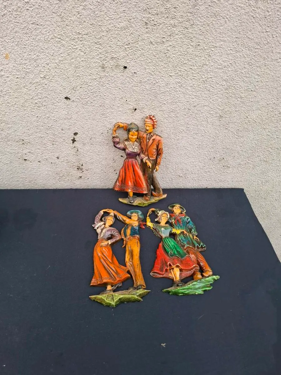 3 figurines en plastique france postage possible
