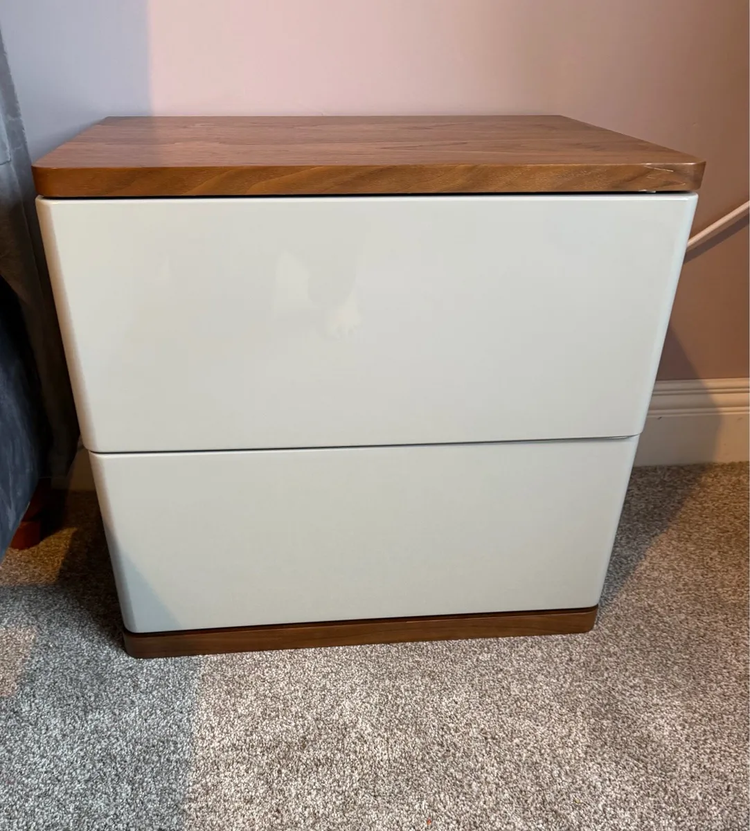 2 Lovely Bedside lockers - Image 1