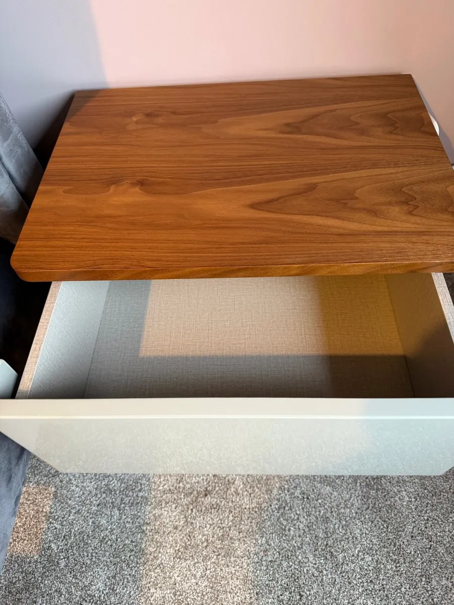 2 Lovely Bedside lockers - Image 2