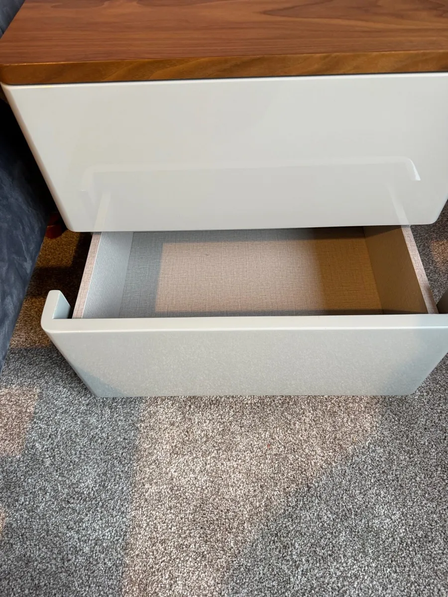 2 Lovely Bedside lockers - Image 3