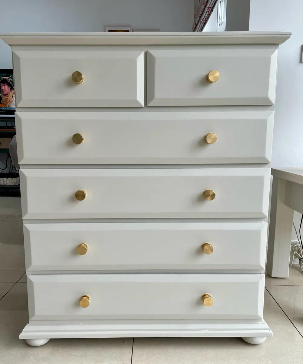 Chest of drawers and two bedside lockers - Image 1
